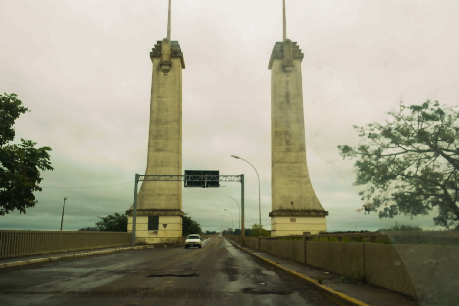 Ponte que faz a travessia entre Brasil e Argentina
