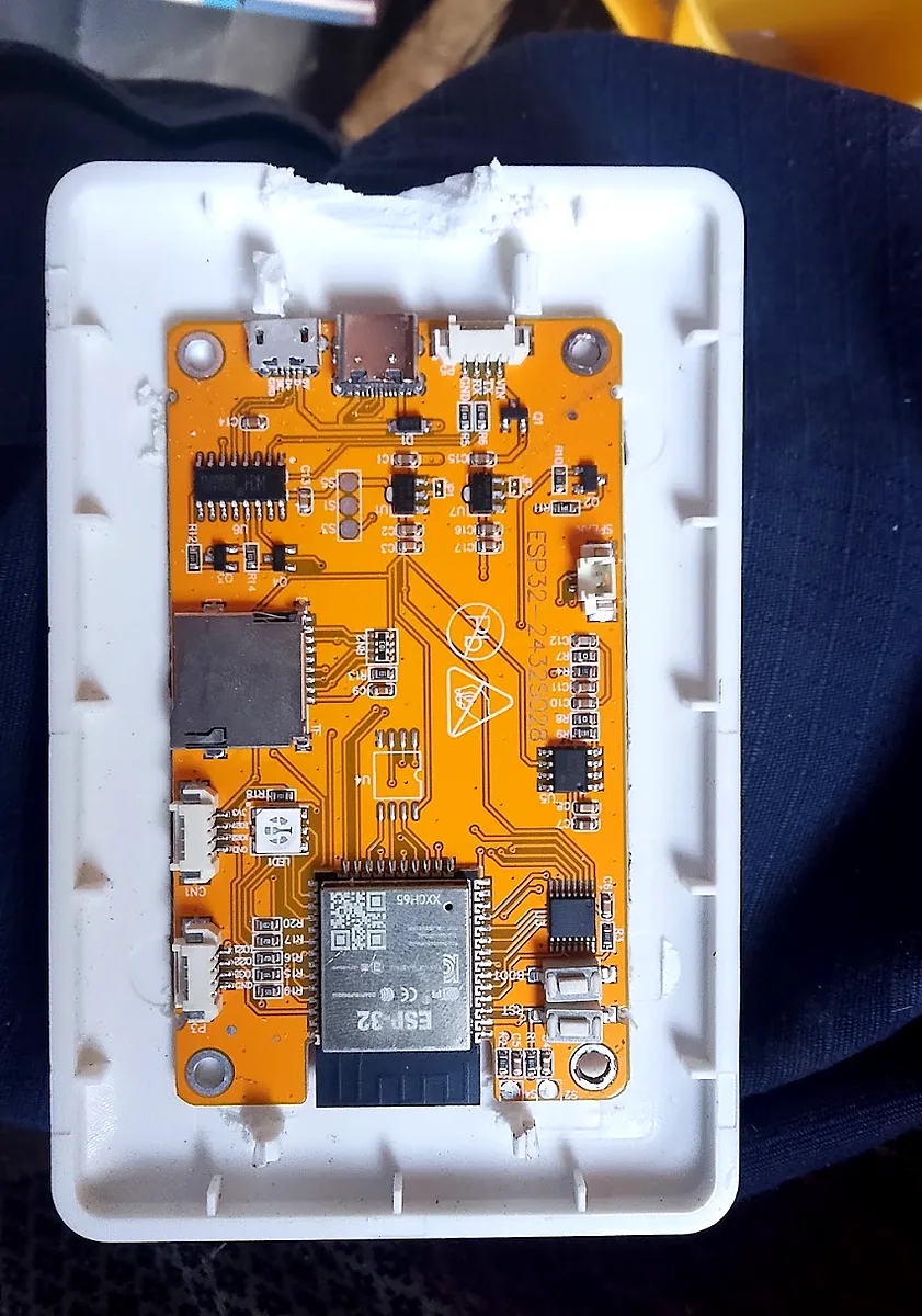 Parte de trás do display: placa ESP32 com tela TFT integrada, encaixada na caixa